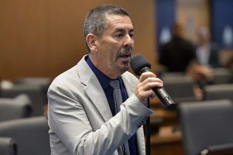 alvo-de-operacao-do-mp-e-da-policia-civil,-deputado-val-ceasa-comparece-a-alerj-e-diz-ser-vitima-de-perseguicao-politica