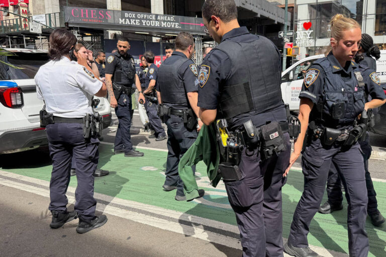 video:-tiros-na-times-square-causam-panico-e-correria-em-nova-york
