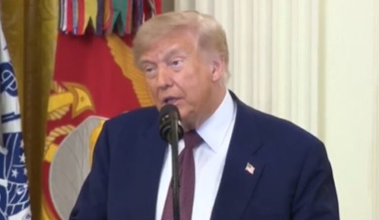 video-–-trump-diz-que-queria-dar-medalha-de-honra-a-si-mesmo-e-gera-constrangimento