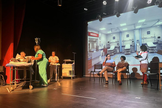 entre-plantoes-e-emocoes:-equipe-de-enfermagem-do-hfm-emociona-no-teatro-de-bolso