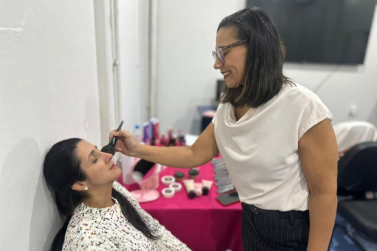 Hospital Ferreira Machado promove ação de beleza e autoestima para profissionais