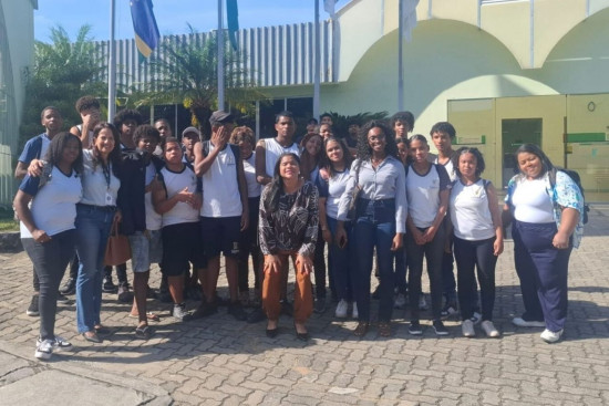 Alunos da EJA conhecem oportunidades de formação em visita ao IFF Guarus