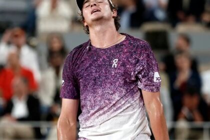 joao-fonseca-luta,-mas-da-adeus-a-roland-garros-apos-reves-para-mensik