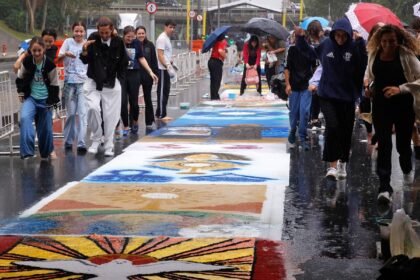 fieis-enfrentam-chuva-para-fazer-tapetes-de-corpus-christi-no-rio