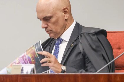 moraes-da-24-horas-para-bolsonaro-explicar-arma-apreendida-em-blitz