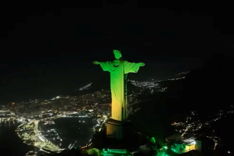 Cristo Redentor se Veste de Verde e Amarelo na Eve do Jogo Brasil x Escócia