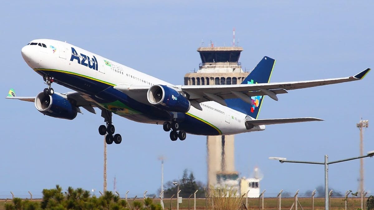 Azul abre mais de 200 vagas para pilotos