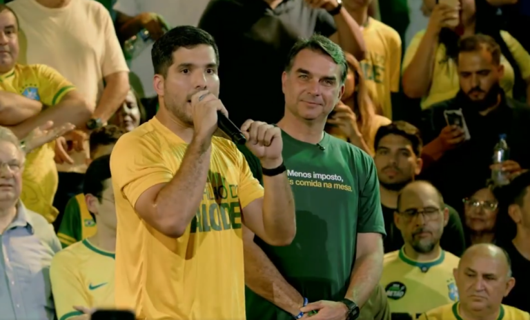 video:-ao-lado-de-flavio-bolsonaro,-andre-fernandes-manda-indireta-para-michelle