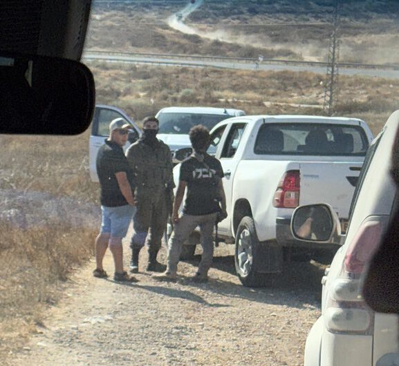colonos-israelenses-armados-cercam-deputado-dos-eua-por-90-minutos