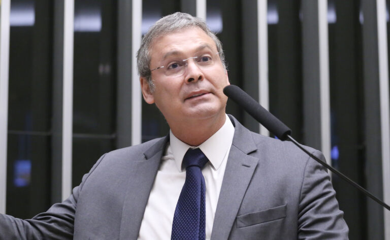 “muita-coisa-para-aparecer”:-lindbergh-reage-a-decisao-contra-publicitario-de-vorcaro