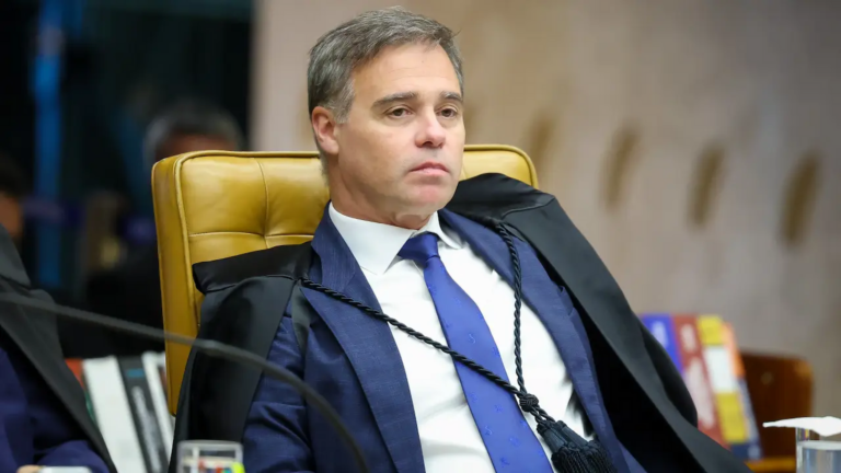 por-risco-de-fuga-para-os-eua,-andre-mendonca-manda-apreender-passaporte-de-publicitario-de-vorcaro