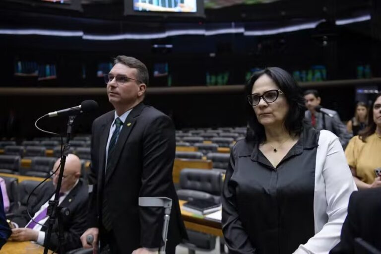 damares-deixa-plano-de-governo-de-flavio-bolsonaro-apos-ataques-de-aliados