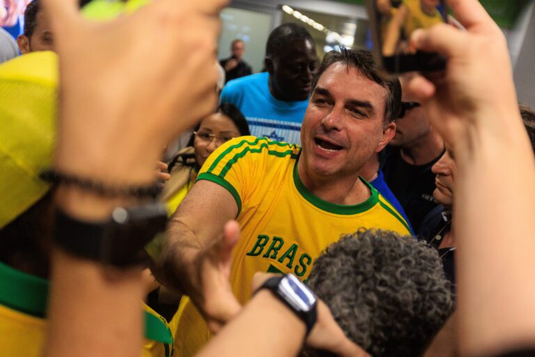 aliados-de-flavio-bolsonaro-cobram-comando-nas-redes-apos-crise-do-“dark-horse”
