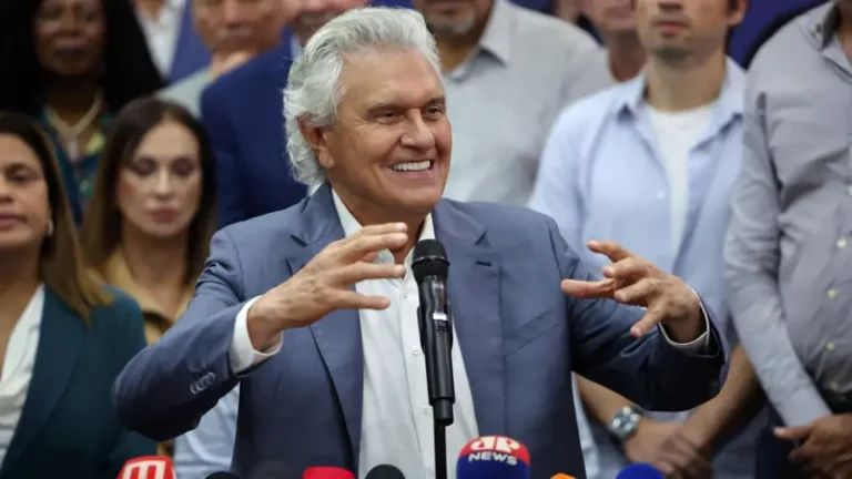 caiado-diz-que-lula-cuida-de-flavio-bolsonaro-como-“peru-de-natal”