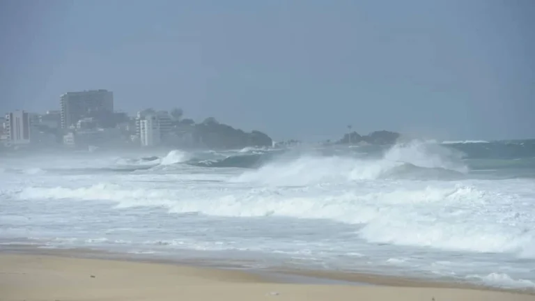 ressaca-e-ondas-de-ate-3-metros-deixam-litoral-do-rio-em-alerta-ate-terca-feira-com-chegada-de-frente-fria
