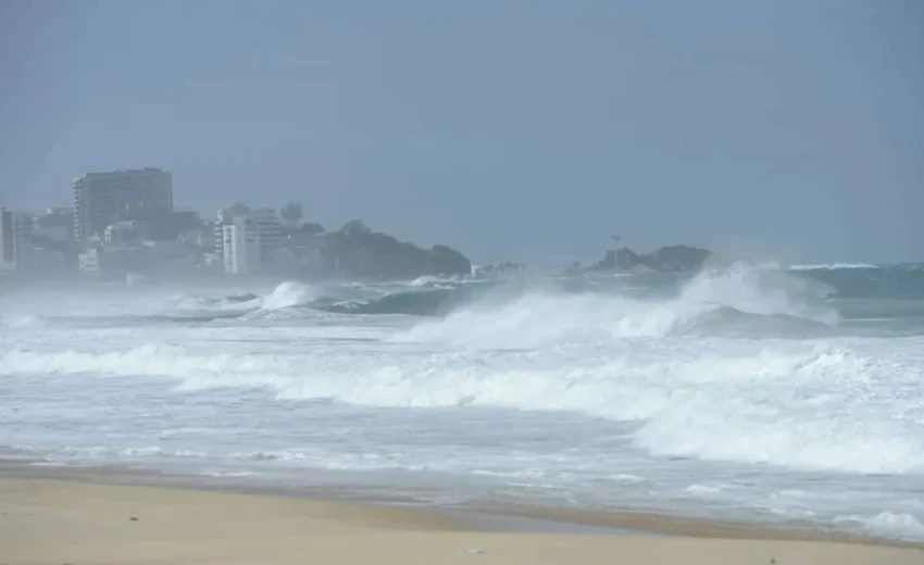ressaca-e-ondas-de-ate-3-metros-deixam-litoral-do-rio-em-alerta-ate-terca-feira-com-chegada-de-frente-fria