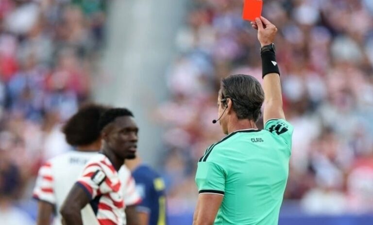 dirigente-da-fifa-tomou-sozinho-decisao-de-liberar-atacante-dos-eua-expulso-na-copa