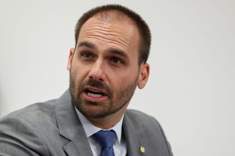 eduardo-bolsonaro-e-um-de-seus-blogueiros-expoem-vida-sexual-de-ex-aliado