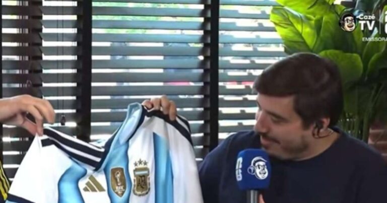 cazetv-entrega-camisa-da-argentina-a-luisinho-apos-criticas-por-narracao-de-jogo-de-messi