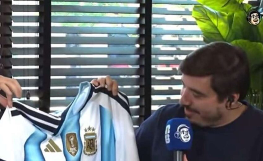 cazetv-entrega-camisa-da-argentina-a-luisinho-apos-criticas-por-narracao-de-jogo-de-messi
