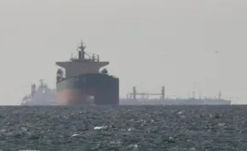 petroleo-sobe-mais-de-5%-apos-novos-ataques-entre-eua-e-ira-elevarem-tensao-no-estreito-de-hormuz