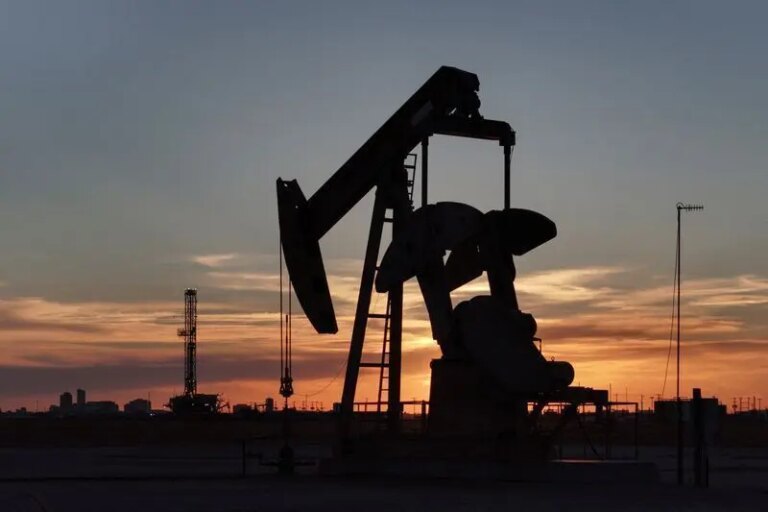petroleo-sobe-mais-de-3%-apos-ataques-dos-eua-ao-ira