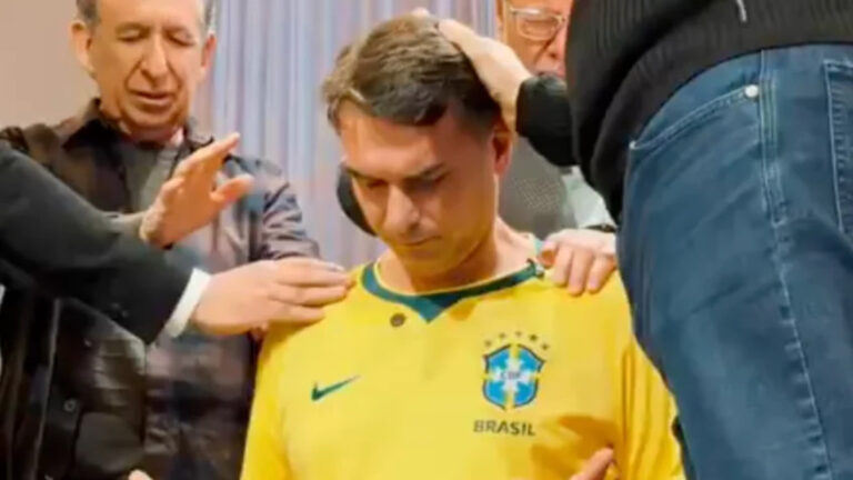 flavio-bolsonaro-divulga-video-recebendo-oracao-de-pastores;-assista