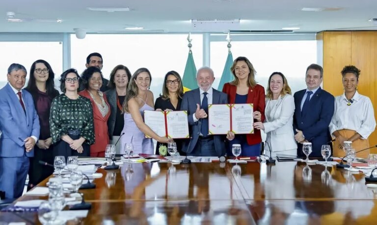 lula-abre-16-pontos-entre-mulheres-contra-flavio-bolsonaro,-diz-btg/nexus