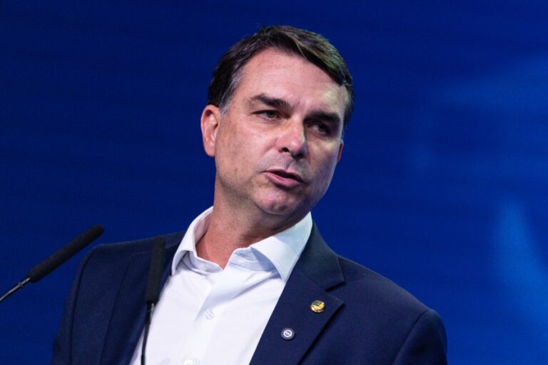 um-preso-e-outro-inelegivel:-a-falta-de-opcoes-de-flavio-bolsonaro-ao-senado-no-rio