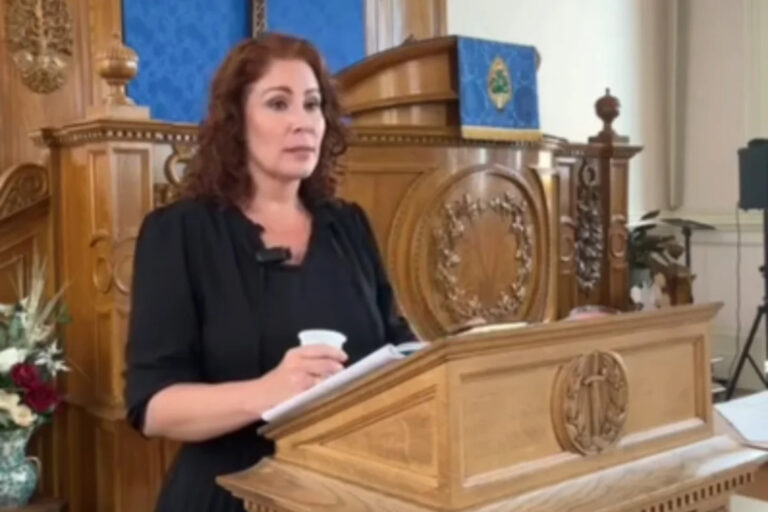 na-italia,-carla-zambelli-ora-por-bolsonaro-e-agradece-a-flavio;-video