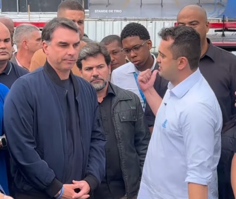 flavio-bolsonaro-e-recebido-por-netinho-durante-visita-a-reduto-da-familia-reis