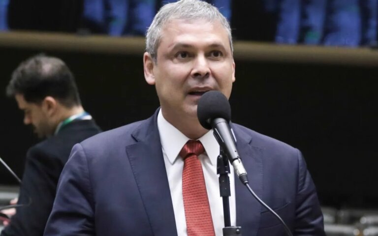 “pode-voltar-a-papudinha”:-lindbergh-aponta-fracasso-de-manobra-de-flavio