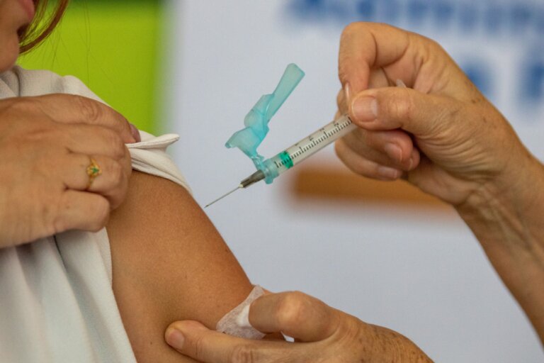 vacinacao-contra-covid-e-ampliada-no-rio;-veja-quem-pode-receber-a-dose