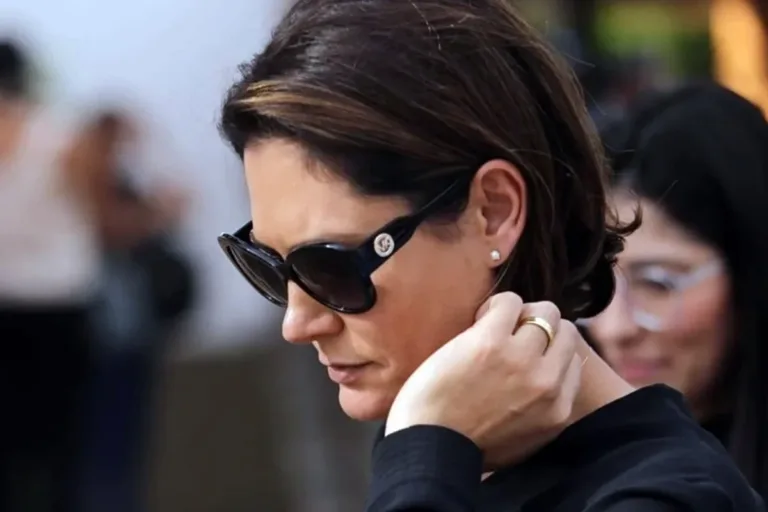 “michelle-esta-presa-com-bolsonaro”,-diz-damares