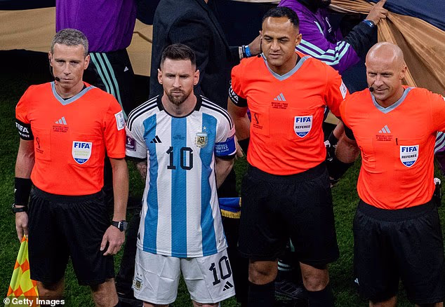 fifa-escala-arbitro-com-historico-amplamente-favoravel-a-messi-para-semifinal-contra-inglaterra