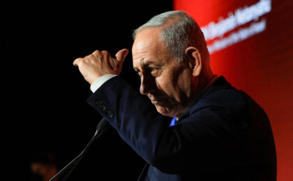 binyamin-netanyahu-fala-ao-microfone.