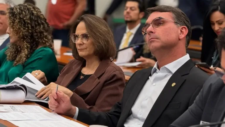 os-senadores-damares-alves-ao-lado-de-flavio-bolsonaro.