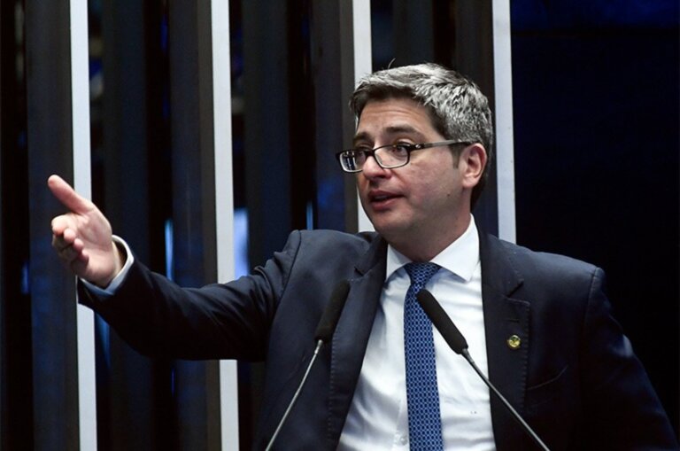 flavio-bolsonaro-bate-o-martelo-e-define-portinho-para-o-senado-na-vaga-de-castro
