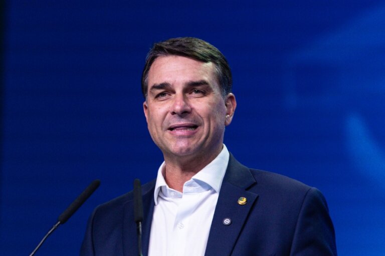 aliados-de-flavio-bolsonaro-voltam-a-defender-clarissa-tercio-como-vice-na-chapa-presidencial