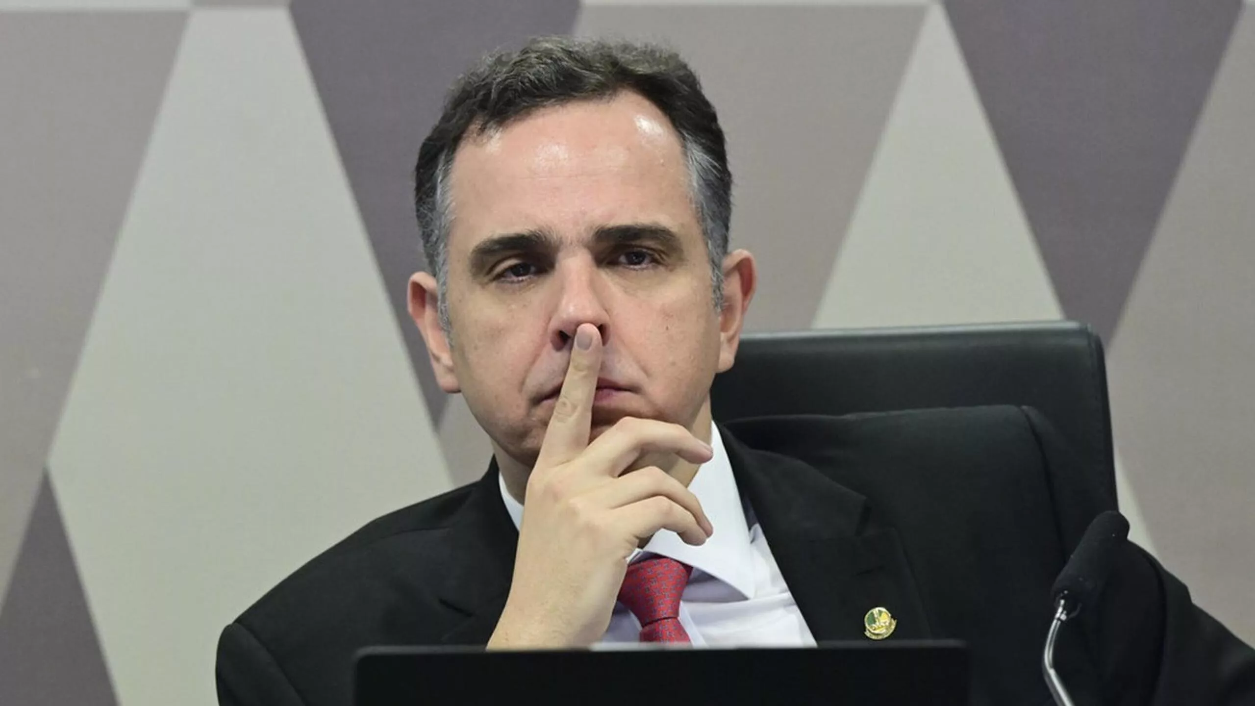 fraudes-no-inss:-pf-aponta-reuniao-sobre-comando-do-instituto;-pacheco-nega