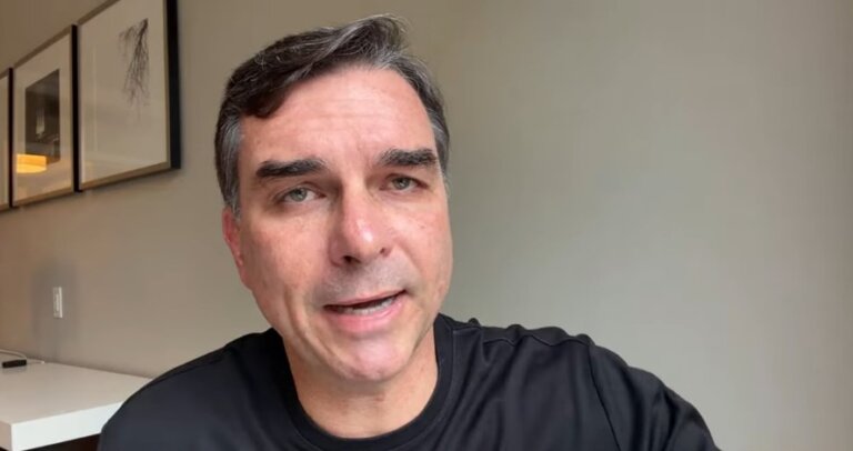 flavio-bolsonaro-durante-transmissao-ao-vivo-sobre-audiencia-do-escritorio-do-representante-de-comercio-dos…