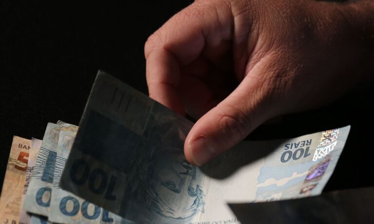 abono-salarial-libera-r$-5,4-bi-nesta-quarta;-confira-o-calendario-e-quem-recebe