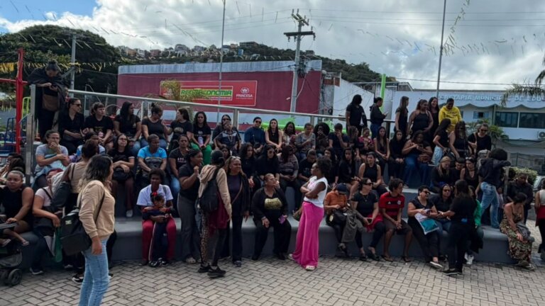 educadores-protestam-contra-terceirizacao-de-auxiliares-de-educacao-infantil-em-arraial-do-cabo