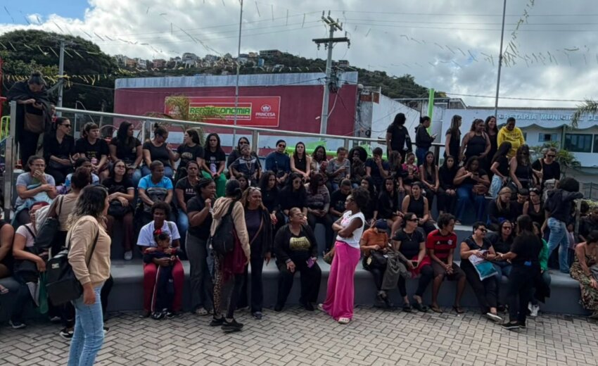 educadores-protestam-contra-terceirizacao-de-auxiliares-de-educacao-infantil-em-arraial-do-cabo