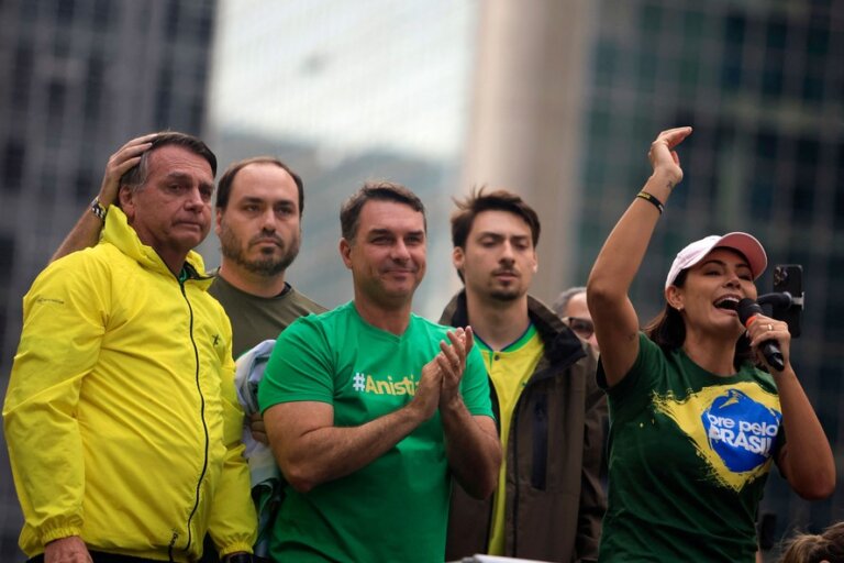 maioria-nao-ve-flavio-bolsonaro-como-moderado-e-rejeicao-chega-a-57%,-diz-quaest