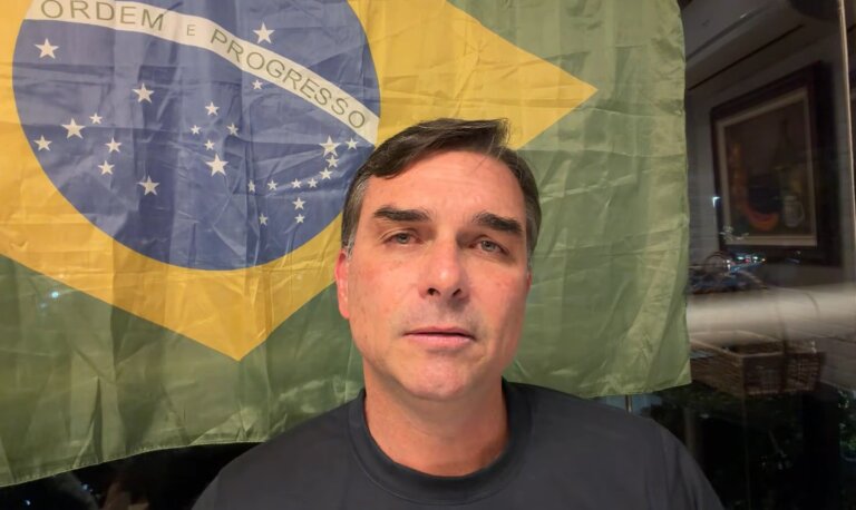 flavio-bolsonaro-perde-folego-na-direita-nao-bolsonarista-apos-caso-‘dark-horse’,-diz-quaest