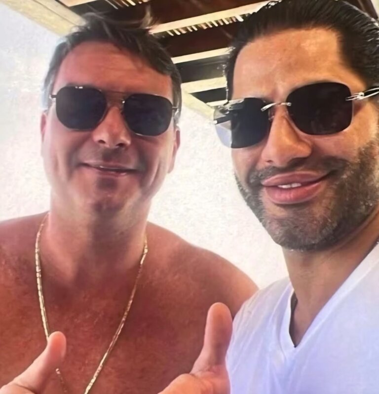 site-divulga-foto-de-flavio-bolsonaro-com-sicario,-chefe-de-milicia-de-daniel-vorcaro