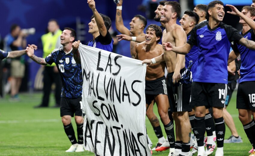 argentina-exibe-faixa-sobre-as-malvinas-apos-eliminar-a-inglaterra-em-copa-de-2026
