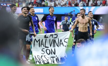 argentina-pode-ser-punida-pela-fifa-apos-jogadores-exibirem-faixa-sobre-as-malvinas