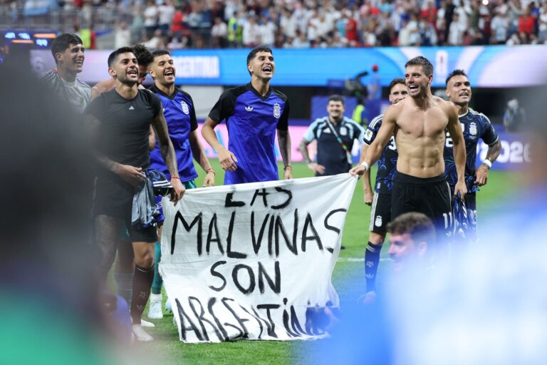 argentina-pode-ser-punida-pela-fifa-apos-jogadores-exibirem-faixa-sobre-as-malvinas